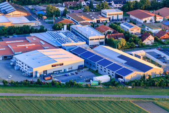 Zone industrielle Im Gereut avec WWS Metallformen GmbH, HGGS LaserCUT GmbH & Co. KG à Hatzenbühl dans le département Rhénanie-Palatinat, Allemagne du point de vue du drone