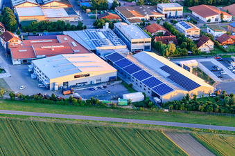 Zone industrielle Im Gereut avec WWS Metallformen GmbH, HGGS LaserCUT GmbH & Co. KG à Hatzenbühl dans le département Rhénanie-Palatinat, Allemagne d'un drone