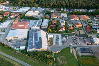 Vue oblique de Zone industrielle et implantation d'entreprise à Gereut avec WWS Metallformen GmbH et HGGS LaserCUT GmbH & Co. KG à Hatzenbühl dans le département Rhénanie-Palatinat, Allemagne