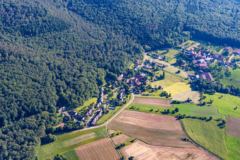 Vue aérienne de Pfaffenbronn à Lembach dans le département Bas Rhin, France
