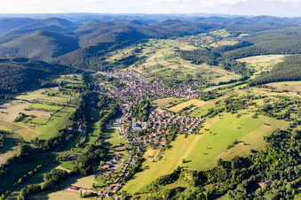 Lembach dans le département Bas Rhin, France vu d'un drone