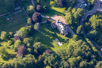 Vue aérienne de Complexe hôtelier du Domaine Jaegerthal dans une vallée verdoyante du quartier de Jaegerthal à Windstein à Niederbronn-les-Bains dans le département Bas Rhin, France