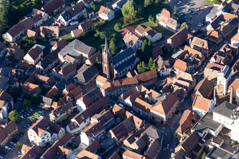 Vue aérienne de Église à Pfaffenhoffen à Val de Moder dans le département Bas Rhin, France