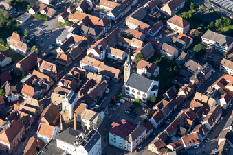 Vue aérienne de Église à Pfaffenhoffen à Val de Moder dans le département Bas Rhin, France