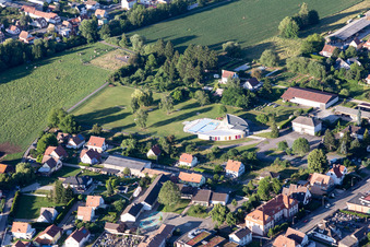 Vue aérienne de Piscine de Pfaffenhofen à Val-de-Moder dans le département Bas Rhin, France