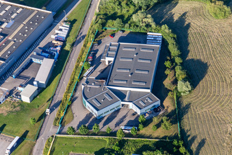 Vue aérienne de Dépôt de bus de la société de transport municipale à Niedermodern dans le département Bas Rhin, France
