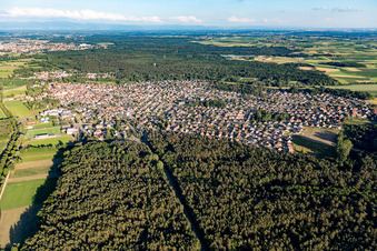 Vue aérienne de Schweighouse-sur-Moder dans le département Bas Rhin, France