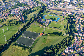 Vue aérienne de Ensemble des terrains de sport du Football Club Haguenau au Parc des Sports de Haguenau à Haguenau à le quartier Metzgerhof Krausenhof in Hagenau dans le département Bas Rhin, France