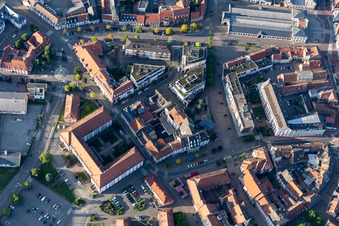 Vue aérienne de Centre-ville en centre-ville, place Barberousse à Haguenau à Hagenau dans le département Bas Rhin, France