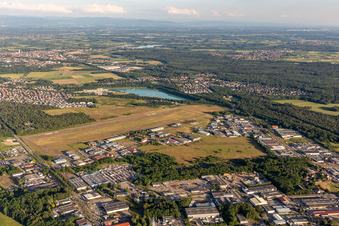 Vue aérienne de Aérodrome à le quartier Zone Activite Aerodrome in Hagenau dans le département Bas Rhin, France