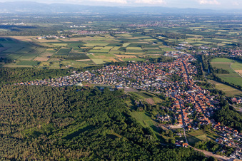 Oberhoffen-sur-Moder dans le département Bas Rhin, France du point de vue du drone