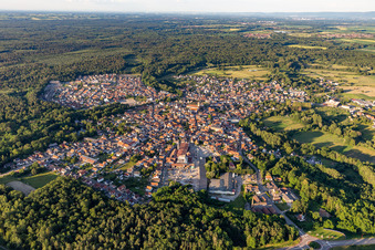Vue aérienne de Le centre du village, composé de rues, de maisons et de quartiers résidentiels, est entouré de forêts et de bois. à Soufflenheim dans le département Bas Rhin, France