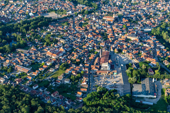 Vue aérienne de Quartier Ceinture Forêt Nord in Hagenau dans le département Bas Rhin, France