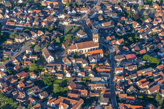 Vue aérienne de Bâtiment d'église au centre-ville à Soufflenheim dans le département Bas Rhin, France
