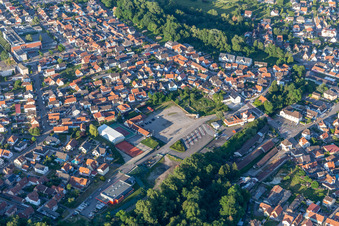 Soufflenheim dans le département Bas Rhin, France du point de vue du drone