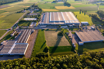 Vue aérienne de Locaux de l'usine de fabrication de véhicules Daimler AG à Hatten dans le département Bas Rhin, France
