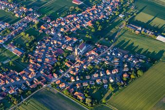 Vue aérienne de Bâtiment d'église au centre du village à Schleithal dans le département Bas Rhin, France