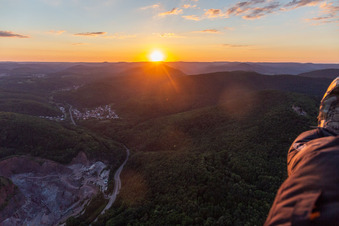 Vue aérienne de Coucher de soleil dans le Kaiserbachtal à Waldhambach dans le département Rhénanie-Palatinat, Allemagne