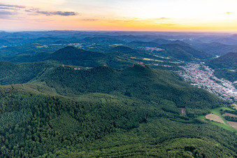 Vue aérienne de Château de Trifels etc. à Annweiler am Trifels dans le département Rhénanie-Palatinat, Allemagne