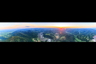Vue aérienne de Panorama de la forêt du Palatinat : vallées de Queich, d'Eusser et de Dernbach à le quartier Queichhambach in Annweiler am Trifels dans le département Rhénanie-Palatinat, Allemagne