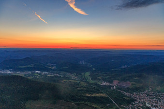Vue aérienne de Coucher de soleil dans la forêt du Palatinat au-dessus de la vallée de Queich à Albersweiler dans le département Rhénanie-Palatinat, Allemagne