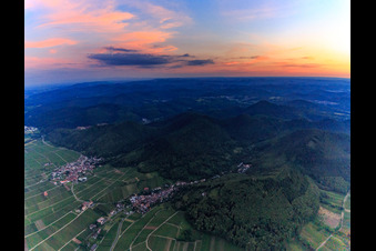 Vue aérienne de Coucher de soleil à la lisière des monts Haardt, dans la forêt du Palatinat à Leinsweiler dans le département Rhénanie-Palatinat, Allemagne