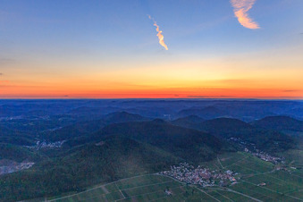 Vue aérienne de Coucher de soleil à la lisière des monts Haardt, dans la forêt du Palatinat à Eschbach dans le département Rhénanie-Palatinat, Allemagne
