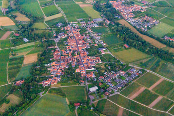Vue aérienne de Village de vignerons baigné par la lumière du soir venant de l'ouest à le quartier Heuchelheim in Heuchelheim-Klingen dans le département Rhénanie-Palatinat, Allemagne