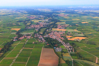 Vue aérienne de Vue du village dans la vallée de Klingbach au crépuscule, depuis l'ouest à le quartier Billigheim in Billigheim-Ingenheim dans le département Rhénanie-Palatinat, Allemagne