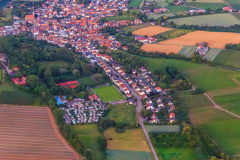 Vue aérienne de Terrains de camping et de sport en soirée à le quartier Ingenheim in Billigheim-Ingenheim dans le département Rhénanie-Palatinat, Allemagne