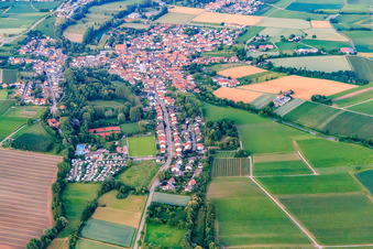 Vue aérienne de Vue du village dans la vallée de Klingbach au crépuscule, depuis l'ouest à le quartier Ingenheim in Billigheim-Ingenheim dans le département Rhénanie-Palatinat, Allemagne