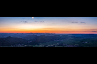 Vue aérienne de Panorama du paysage forestier et montagneux dans la lueur du soir au bord du Haardt dans la forêt du Palatinat entre Klingenmünster et Albersweiler à Eschbach dans le département Rhénanie-Palatinat, Allemagne
