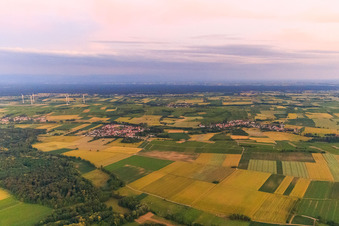 Vue aérienne de Vue du village de Horbachtal au crépuscule, depuis le nord à Barbelroth dans le département Rhénanie-Palatinat, Allemagne
