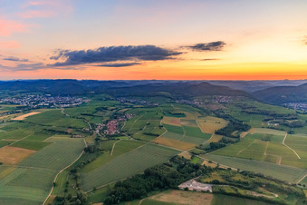 Vue aérienne de Vue d'un village dans la vallée de Horbach, baigné par la lumière du soir venant de l'est à Niederhorbach dans le département Rhénanie-Palatinat, Allemagne
