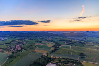 Vue aérienne de Haardrand de la forêt du Palatinat après le coucher du soleil, vu de l'ouest à Niederhorbach dans le département Rhénanie-Palatinat, Allemagne