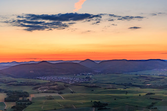 Vue aérienne de Haardrand de la forêt du Palatinat après le coucher du soleil, vu de l'ouest à Klingenmünster dans le département Rhénanie-Palatinat, Allemagne