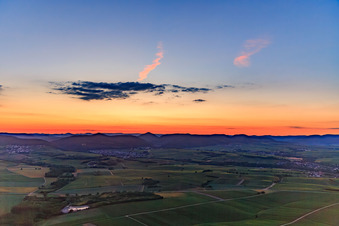 Vue aérienne de Haardrand de la forêt du Palatinat après le coucher du soleil, vu de l'ouest à Klingenmünster dans le département Rhénanie-Palatinat, Allemagne