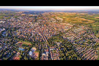 Vue aérienne de Vue d'ensemble de la ville depuis l'ouest à Landau in der Pfalz dans le département Rhénanie-Palatinat, Allemagne