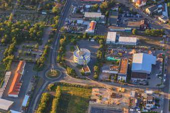 Vue aérienne de Bâtiment circulaire abritant une succursale de l'ADAC à Neustadt à Neustadt an der Weinstraße dans le département Rhénanie-Palatinat, Allemagne