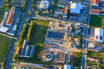 Vue aérienne de Chantier de construction du SYNLAB MVZ, de la mosquée de la communauté islamique turque de Neustadt reV et de l'Europahalle à Neustadt an der Weinstraße dans le département Rhénanie-Palatinat, Allemagne