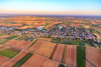 Vue aérienne de Du nord-ouest à le quartier Hochdorf in Hochdorf-Assenheim dans le département Rhénanie-Palatinat, Allemagne