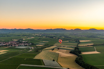 Vue aérienne de Coucher de soleil sur les champs au bord du Haardt dans la forêt du Palatinat dans le Vorderpfalz à Impflingen dans le département Rhénanie-Palatinat, Allemagne