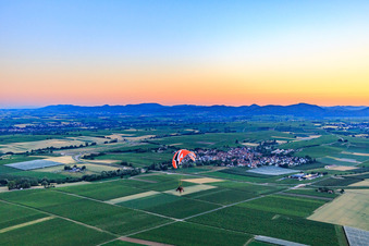 Vue aérienne de Parapente en trike en soirée à Impflingen dans le département Rhénanie-Palatinat, Allemagne