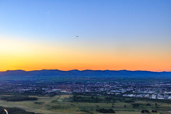 Vue aérienne de Parapente en soirée au-dessus de l'aérodrome d'Ebenberg à Landau in der Pfalz dans le département Rhénanie-Palatinat, Allemagne