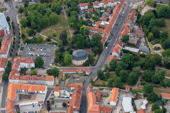 Vue aérienne de Église de l'Ascension au vieux cimetière à Arnstadt dans le département Thuringe, Allemagne