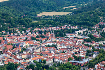 Vue aérienne de Vieille ville avec l'église Notre-Dame vue de l'est à Arnstadt dans le département Thuringe, Allemagne