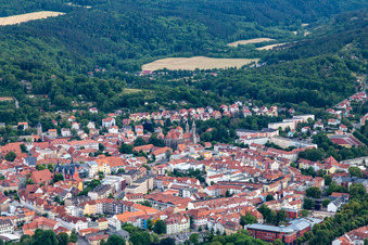 Vue aérienne de Vieille ville avec l'église Notre-Dame vue de l'est à Arnstadt dans le département Thuringe, Allemagne