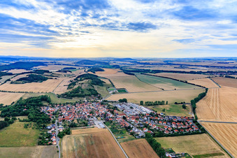 Vue aérienne de Vue du village depuis l'est à le quartier Haarhausen in Amt Wachsenburg dans le département Thuringe, Allemagne