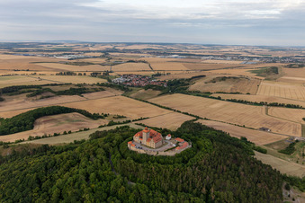 Vue aérienne de Le château de Wachsenburg vu du nord à le quartier Holzhausen in Amt Wachsenburg dans le département Thuringe, Allemagne