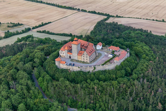 Vue aérienne de Le château de Wachsenburg vu du nord à le quartier Holzhausen in Amt Wachsenburg dans le département Thuringe, Allemagne